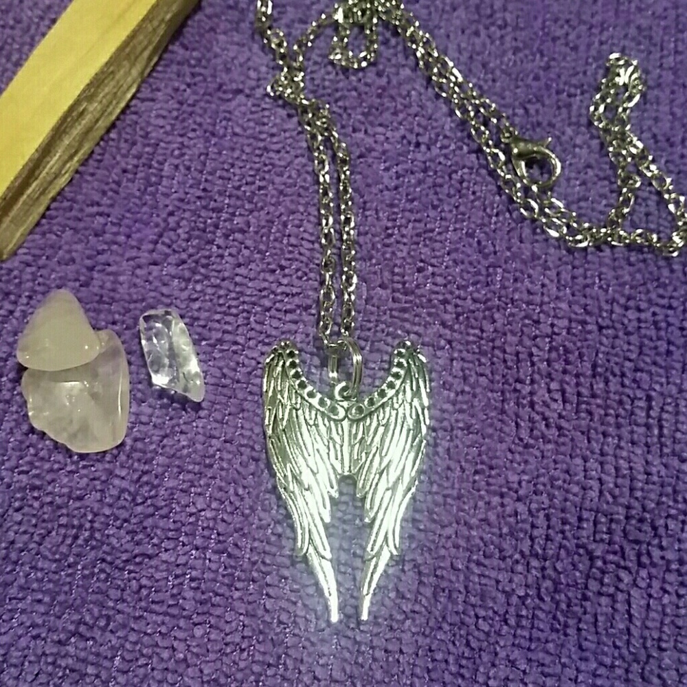 Angel wings necklace pendent + bonus crystal gift 🎁 ❌ Last 1 - Picture 3 of 8